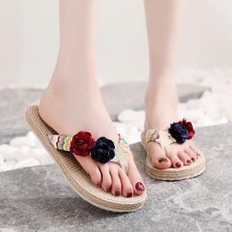 Slippers 2024 PP MATÉRIAUX ROSE FEMME SUMBRE Maison d'été extérieure antidérapante Grass de plage Sandales de fleurs tissées Pétuflas décontractés