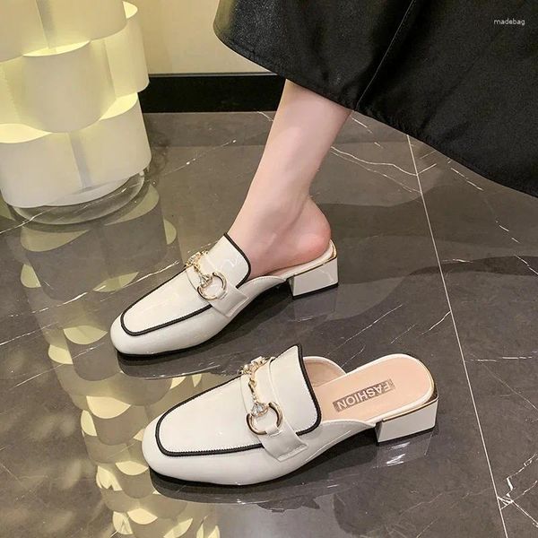 Slippers 2024 Spring Women's Flat Square Mule Mule Outdoor Casual Chaussures de style coréen Banquet de conception de métal élégant et usure de bureau