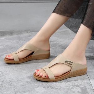 Slippers 2024 Zomer Boheemse platte wig hakken Comfortabele laag ademhabele sandalen naakt kleurplatform vrouwen schoenen