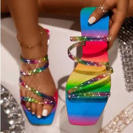 Pantoufles 2024 Summer Explosion Modèle Eau Diamant Rainbow Femmes Sandales Belle Plage En Plein Air Mode Chaussures Plates H240328