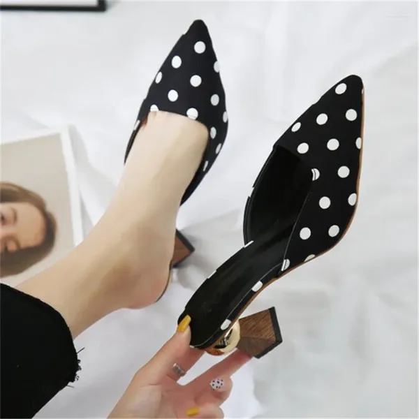 Pantoufles 2024 Été Talons hauts Polka Dot Tempérament Mueller Chaussures Femme Sandales pointues Femmes