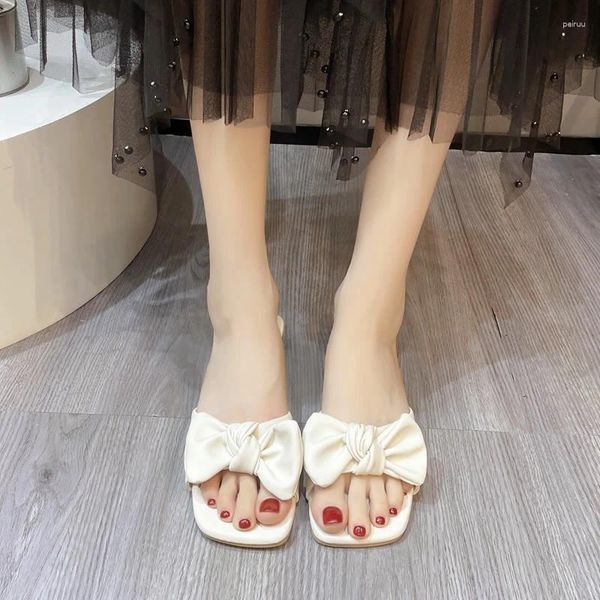 Slippers 2024 Été en ligne rouge grande sandale féminine ouverte ouverte carrée de la tête de la mode de la mode