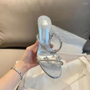 Slippers 2024 Été Crystal transparent brillant Les femmes portent des sandales à talons hauts du rhin-diamant argent