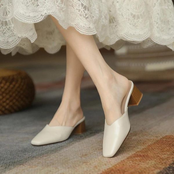 Pantoufles 2024 Chaussures d'été à talons hauts de couleur unie pour femmes avec tête carrée et demi-pied à la mode