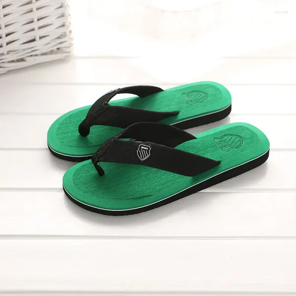 Slippers 2024 Style d'été mâle tongs masculins Chaussures de plage en gros Sandales pour hommes