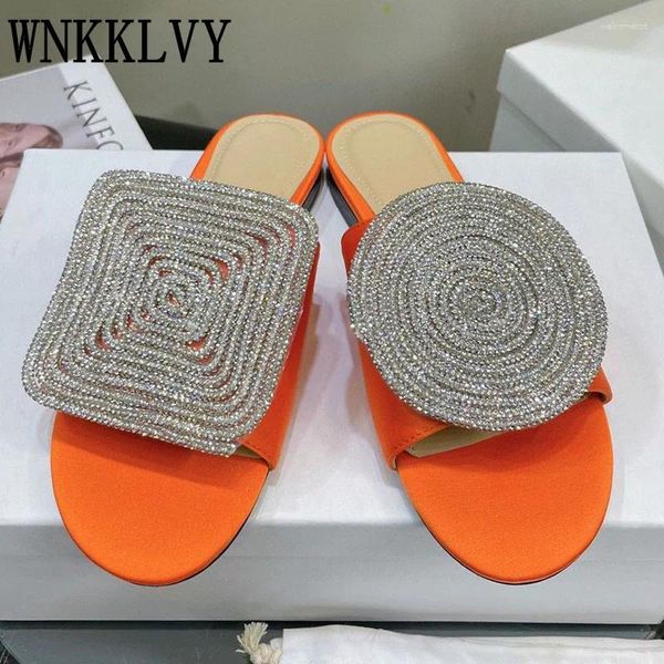 Slippers 2024 Summer Femmes Luxury Rhingestone Décoration monochrome Sandales plates Silk Satin Open Toe Mature Ladies Vacation Chaussures