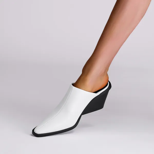 Pantoufles 2024 Été Femmes Mules Chaussures en cuir véritable pour couverture Toe Wedges Boucle de ceinture Sandales noires pointues