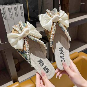 Zapatillas 2024 Diseño de toboganes para mujeres Pearl Floral Bow Zapatos de Mujer Fashion Open Toe Summer Flat Mulas