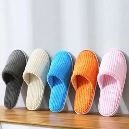 Pantoufles 5 paires de pantoufles d'hiver pour hommes et femmes, diapositives jetables, sandales de voyage pour la maison, chaussures d'hospitalité, taille unique en vente 231027