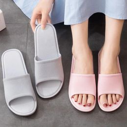 Slippers A0356 Zomerheren voor huis gebruiken zachte niet-slip paren met zachte zolen EL badkamer badende vrouwen