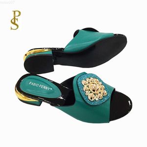 Pantoufles chaussures pour femmes de style africain bordées de métal pantoufles en strass sandales pour femmes à talons bas Portez des chaussures pour femmes à la fête L230717