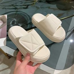 Slippers Autumn-Spring Ete Womens Sandals tongs pour les chaussures de fille mode 2024 Sneakers Sports Nom de marque haut de gamme