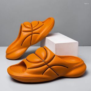 Slippers Basketball 2024 Men de style Femmes d'extérieur sandales de plage Sprot chaussures épaisses selles molles