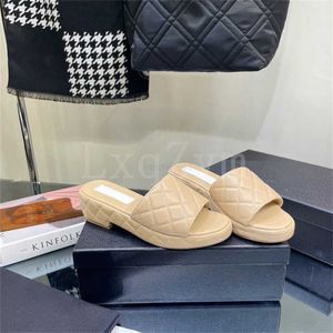 Pantoufles Plage Bas Talon Carré En Cuir Véritable Pantoufles Femmes Chaussures Peep Toe Semelle Épaisse En Métal Décor Sandales Dames D'été Confort Vacances X230519