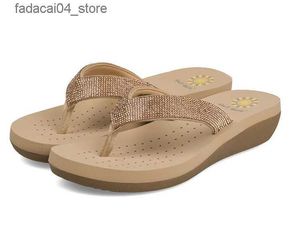 Zapatillas Best Selling Diapositivas para mujer Calidad Rhinestone Pendiente Tacón Flip-flops Plantillas elásticas antideslizantes Moda coreana Sandalias de verano Q240221