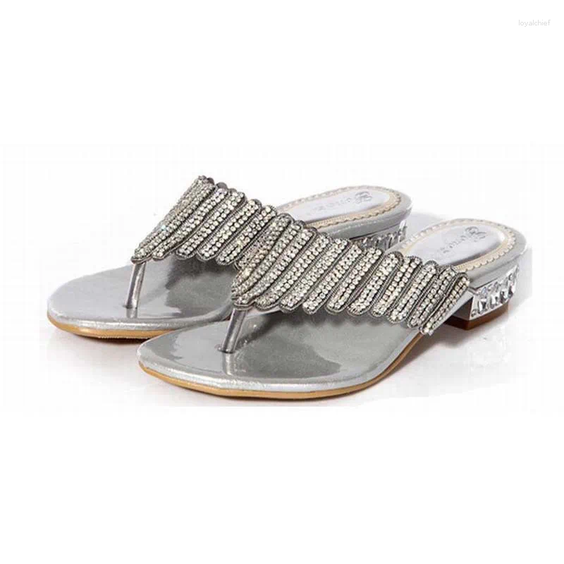 Slyckor stor storlek 34-44 2024 Kvinnor Flat klackar flip flops tjock kvinna bekväma kvinnliga sandaler skor strassbling