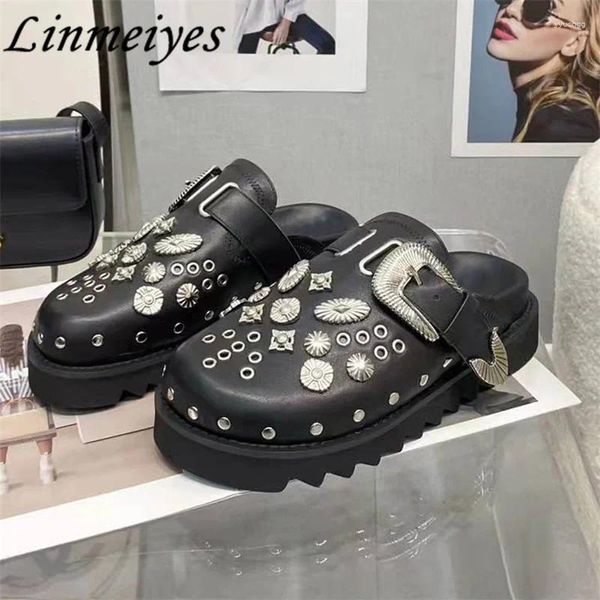 Zapatillas Black Sombrilla gruesa Mujeres Decoración de metal de cuero genuino Mulas planas zapatos Dama Comfort de verano Mujer Moder