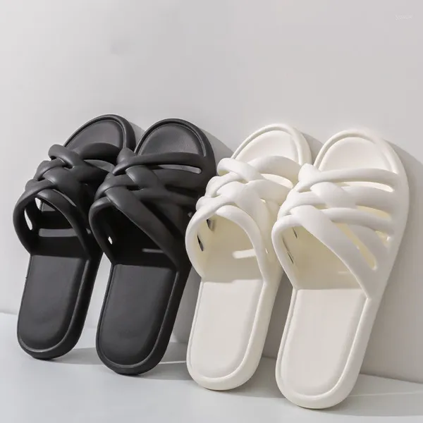 Pantoufles tressées à bande unique pour femmes, pantoufles d'été douces, noires et blanches, sandales à bout ouvert, chaussures de salle de bain pour couple, 2023