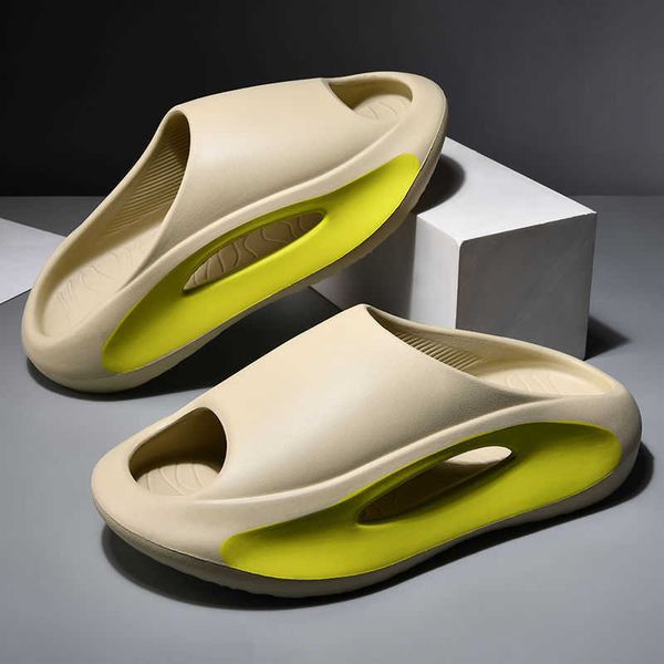 Yue sensación exterior usando zapatillas hombres tendencia de moda zapatillas de playa con tendencia al aire libre de lujo ligero aumento chanclas de fondo grueso L231130