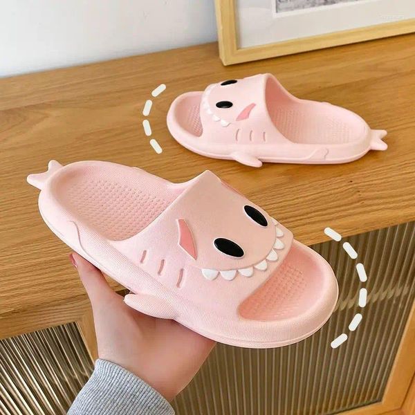 Zapatillas Diapositivas de dibujos animados Zapatos Kawaii para mujeres 2024 Lindo Anime Mujer Sandalias de baño Rosa Verano I Venta al por mayor Vip Impermeable W