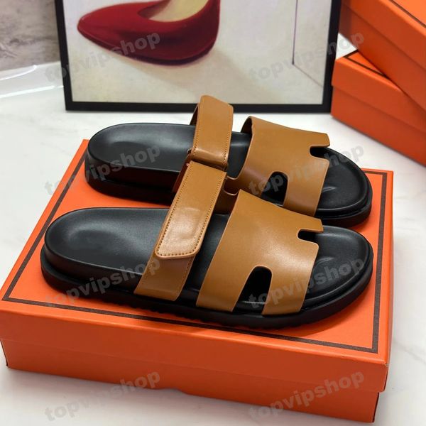 Slippers Chypre Designer Sandals Sandales de sandale pour femmes Sandales d'été masculin Sandales classiques Sandales plates confortables décontractées sur les chaussures de créateur de plage
