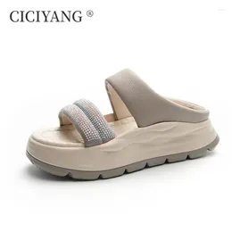 Slippers Ciciyang Uster uster pour les femmes 2024 Été à semelles épaisses dames concepteurs sandales cales plage
