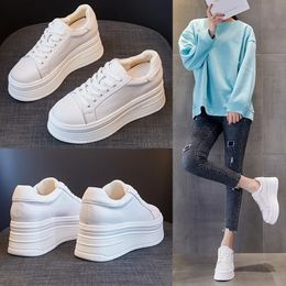 Slippers Klassieke lederen sneaker WhiteShoes Jonge dames vrijetijdsschoenen Vrouwelijke sneakers Merk vrouw Wit 231129