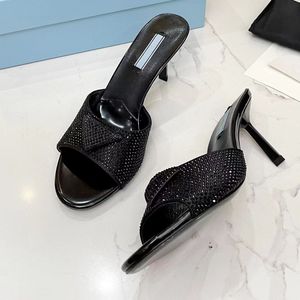 Slippers Classic Luxury Rhinestone Decoratieve designer schoenen vrouwen 7,5 cm hoge hakken casual één lijn sandalen satijnen lederen voering maat 42 scuff
