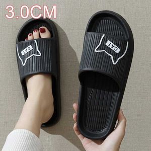 Pantoufles Couple Summer Beach Slides Femmes Cartoon Bear Tongs Hommes Semelle épaisse Salle de bain intérieure Sandales antidérapantes Dames Shoes012 H240322