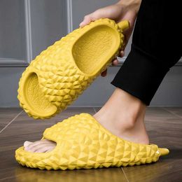 Slippers Creative Durian Slippers Men Men Femmes Slippers Slippers Outdoor Clogs Sandals Soft Eva Intérieur Home Tlides Couples Flip Flops J240402