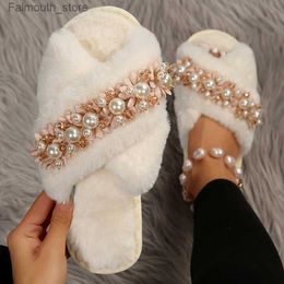 Chinelos Cross Strap Pearl Decor Fluffy Chinelos Mulheres 2023 Novos Saltos Planos Chinelos de Pele Quente Mulher Anti Slip Indoor Outdoor Winter Slides Q230920