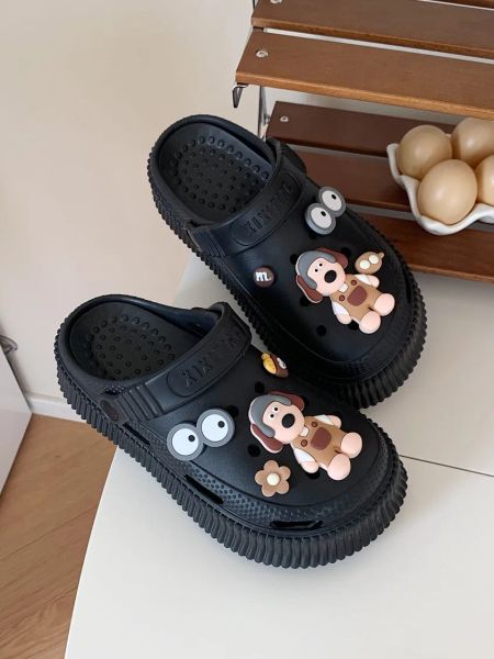 Slippers Migne Cartoon Dog Femmes Chaussures de jardin de trou de gantme 2023 Été extérieur Eva Anti Slip Sponge Cake DIY Sandales SOLE SOLE FEMME