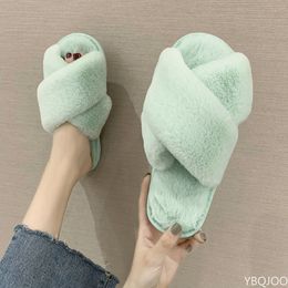 Zapatillas de diseño de casa de invierno para mujer, chanclas de piel esponjosa con cruz peluda para el hogar, zapatos planos para interiores, chanclas para mujer 221124