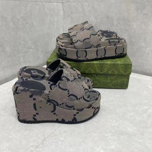 zapatillas corredores de espuma de diseñador zapatillas tasman diapositivas deslizantes sandalias para mujer zapatillas para hombre chanclas planas zapatos de vestir con bordado de fondo grueso 1.25 02