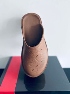 Sandalias Diseñador Famoso Mujeres zapatillas Sandals Men Gubas de goma gruesas Estilos de moda de suela adecuadas para varios lugares o actividades al aire libre llenas de toboganes de diseñador