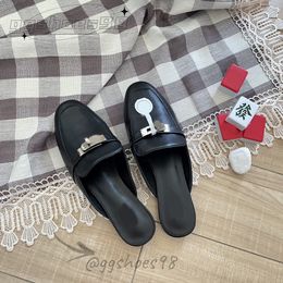 Zapatillas de diseñador mulas zapatillas mocasines de mujer sandalias de cuero genuino zapatos casuales de lujo medio arrastre Princetown zapato de cadena de metal cuero de vaca