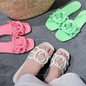 Pantanes Sandales de créateurs Sandales pour femmes blancs 2024 Nouveaux pantoufles de plage plate à plat Chaussures de concepteur de luxe EU35-41