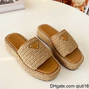 Slippers Ontwerper Slippers Driehoek Gesp Raffia Stro Espadrilles Vrouwen Dikke bodem Sandalen Slip On Muilezels Slides lady Platform Wedges Vierkante teen Flip Flops