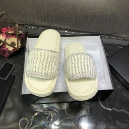 Slippers ontwerper zomer dames muilezels sandaal gevlochten gebreide wit indoor merk luxe mode klassiek meisje strand flat flip flops schoenen m21f