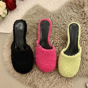 Pantoufles Robe Chaussures De Luxe En Laine D'agneau Mule Diapositives Femme Rose Vert Furry Talons Pantoufles Dames Bout Rond Stiletto En Peluche Sandales Chaussures De Fête D'hiver J231121