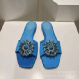 Zapatillas a principios de primavera rc agua de girasol hebilla de diamante de diamante de fondo de satén de seda con sandalias de línea recta externa