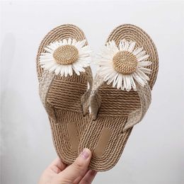 Slippers Etnische stijl imitatie gras geweven toerisme linnen zolen damessandalen trendy dragen slippers modieuze strandbloemknipsels slippersH240306