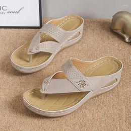Pantofole Moda europea e americana Tacco inclinato Scavato Clip Toe Sandali grandi Scarpe da spiaggia casual per le donne