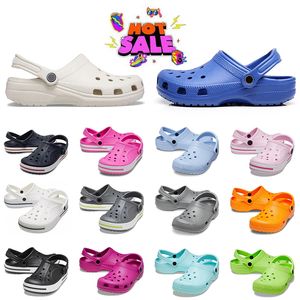 Pantoufles Célèbre Designer Femmes Hommes Cross-Cravate Clog Diapositives Classique Cros Enfants Boucle Mocassins Plate-Forme Pantoufles Imperméables Été Plage Noir Blanc Sandale