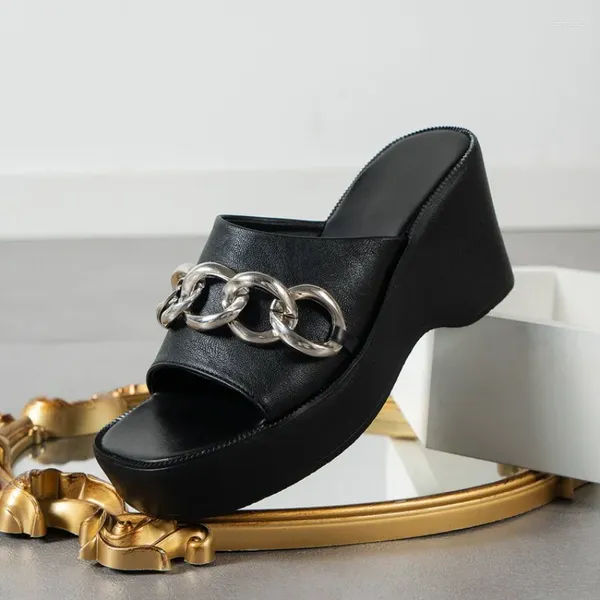 Pantoufles Fashion Black Wedges Femmes 2024 Été Sandales à bout ouvert pour femmes Chaîne en métal Diapositives à talons hauts Chaussures à plateforme décontractées