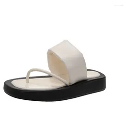 Zapatillas Diseñador de moda Plataforma gruesa Sandalias de mujer 2024 Summer Beach Flip Flops Trendy Clip Toe Black Ladies Shoes
