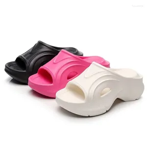 Slippers Fashion Sandales de fond épaisses pour femmes hautes talons 7cm Plateforme d'été Chaussures de plage salle de bain intérieure