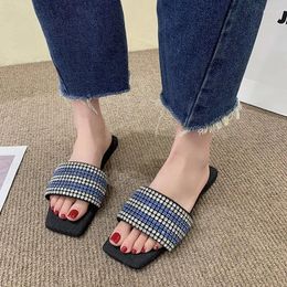 Slippers Flat Bottom dames 2024 Fashion Summer Casual Outter Eart All-Match Square Head One Word avec des sandales à bout ouvert