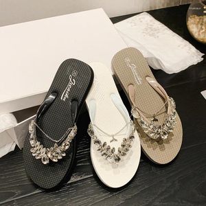 Slippers platte schoenen vrouwelijk lage vrouwen zomer glitter glijbanen pantofle rubber slippers mode jelly 2024 hawaiiaanse luxe stof