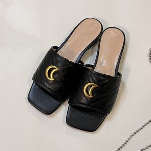 Zapatillas para mujeres sandalias deslizizas diseñador para mujeres sandale de cuero acolchado sandalias de chanclas azules azules plano de sándalo deslizamiento plano en sandles zapatos de playa de verano